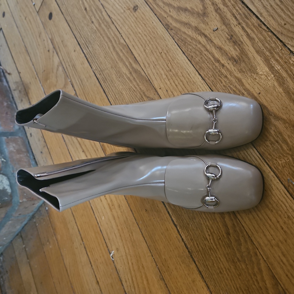 Gucci  patent leather boot size 8 Beige